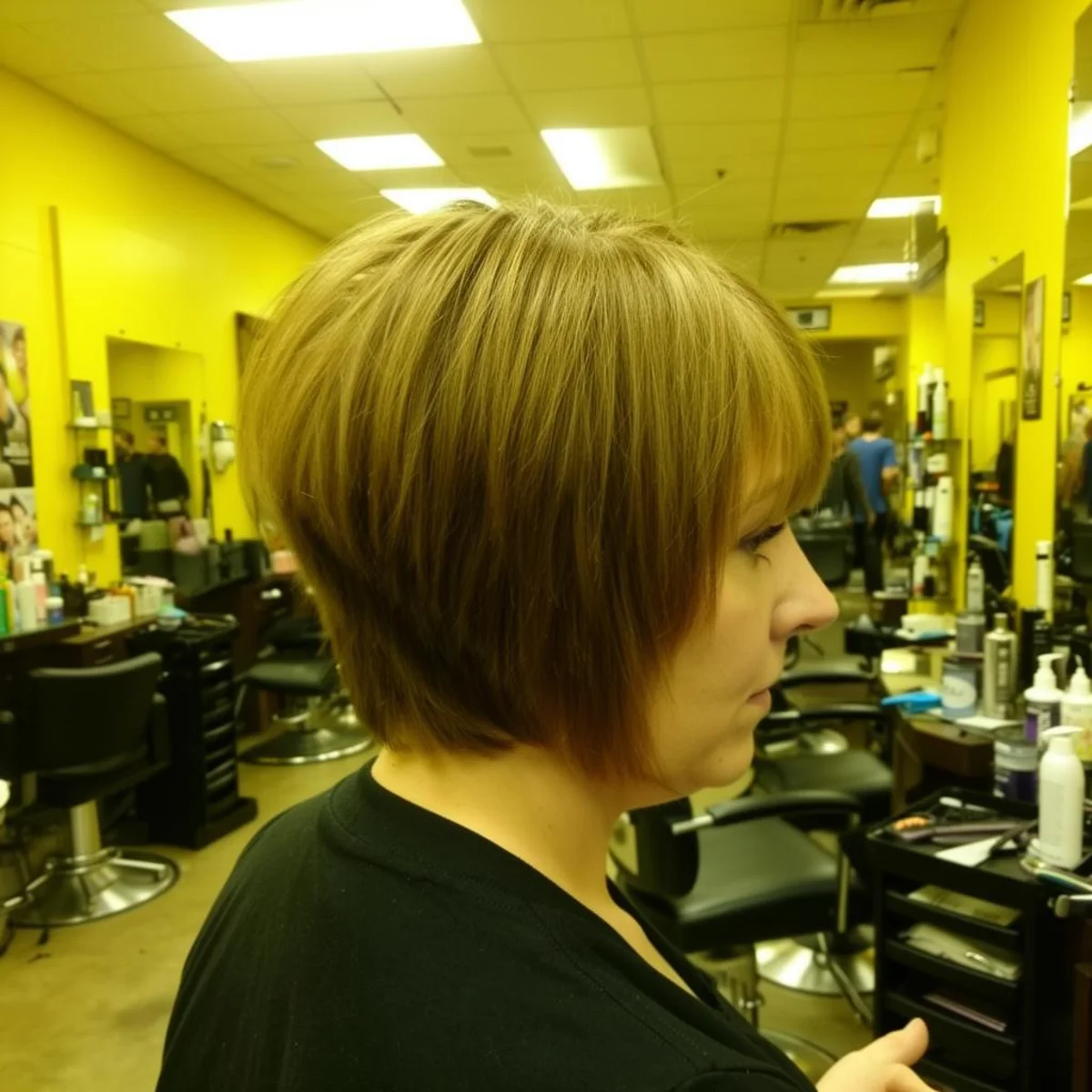 Portrait coiffure pris en salon, lumière jaune fluo