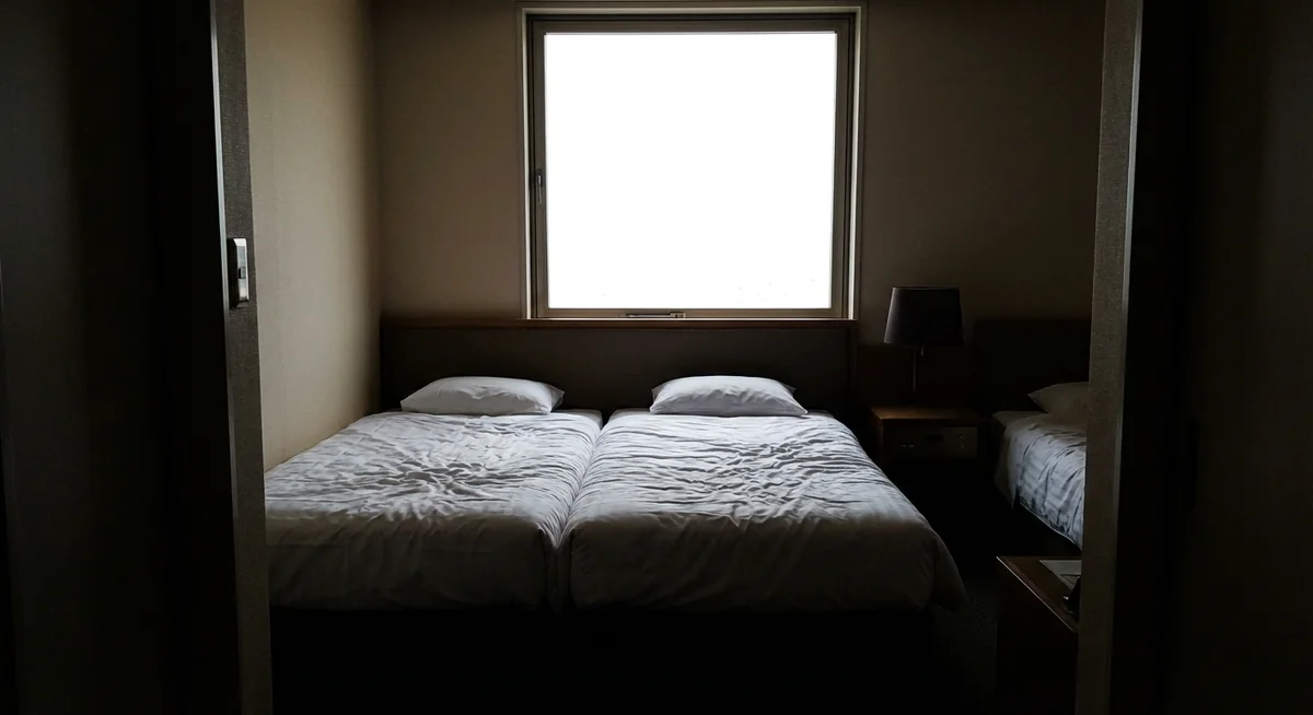 Chambre d'hôtel mal éclairée prise au téléphone