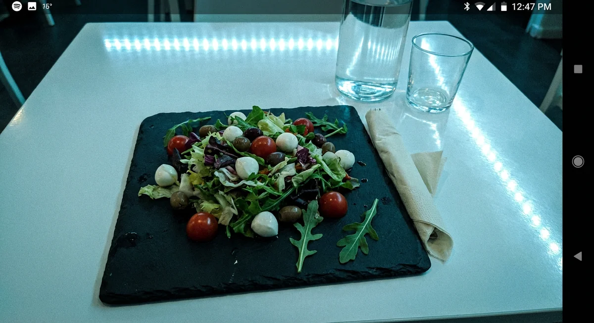 Salade composée sur ardoise sous néon bleu froid agressif