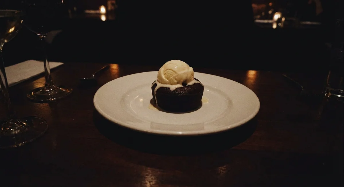 Dessert chocolat sous-exposé pris au smartphone