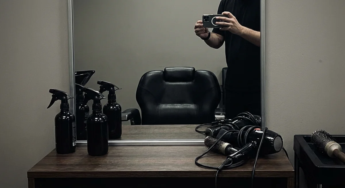Espace coiffure avec reflet du téléphone dans le miroir