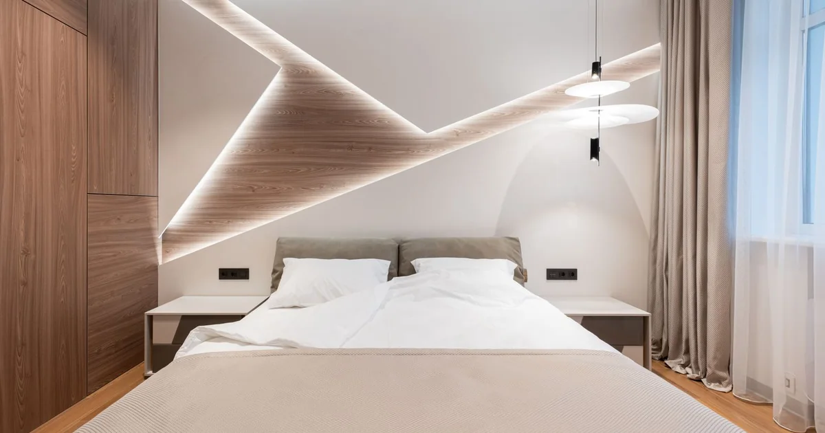 Chambre d'hôtel lumineuse avec grande fenêtre et mobilier en bois